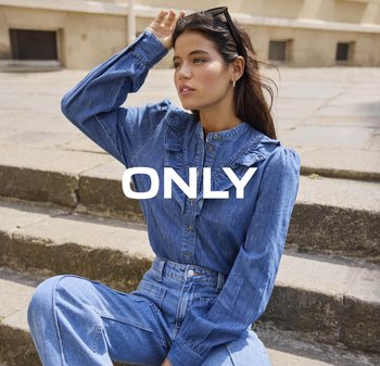 Jeanserset bestaande uit een knoopshirt met gerimpelde kraag en lange mouwen, gecombineerd met hoge taille jeans in een lichtblauwe tint.