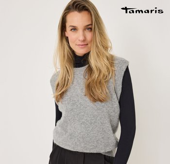 Helles graues, ärmelloses Sweater aus weichem Material, über einem schwarzen Rollkragenpullover getragen. Mit rundem Halsausschnitt und lockerer Passform.