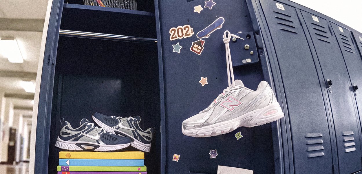 Casiers avec des chaussures de course posées sur des livres empilés à l'intérieur et une basket blanche suspendue par ses lacets à la porte du casier décorée avec des autocollants.
