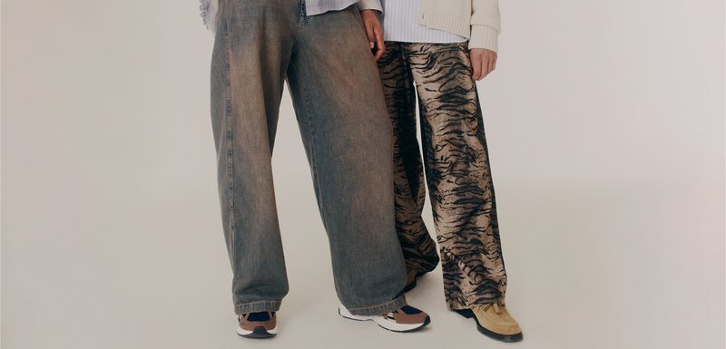 Πλατιά τζιν παντελόνια σε ανοιχτό μπλε χρώμα, συνδυασμένα με παντελόνια με animal print σε καφέ και μαύρο χ�ρώμα. Και τα δύο έχουν άνετη εφαρμογή και διαφορετικές υφές.