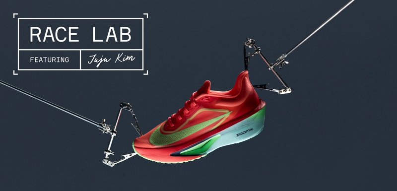 Chaussure de course rouge avec des accents vert-bleu, présentant un design épuré, une tige texturée et le logo "ZOOMX" sur la semelle.