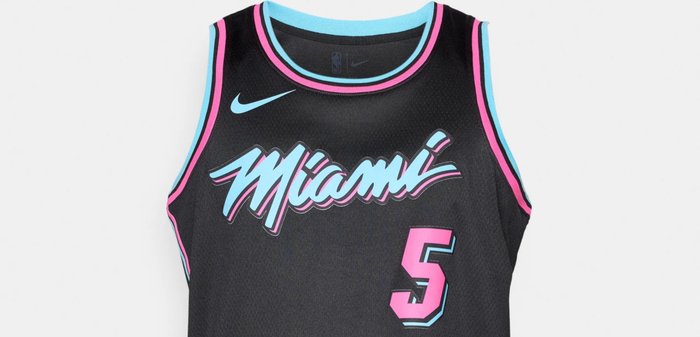 Maillot de basketball noir avec "Miami" en lettres cursives turquoise et roses, numéro "5" rose sur le devant et détails de bordure contrastants.