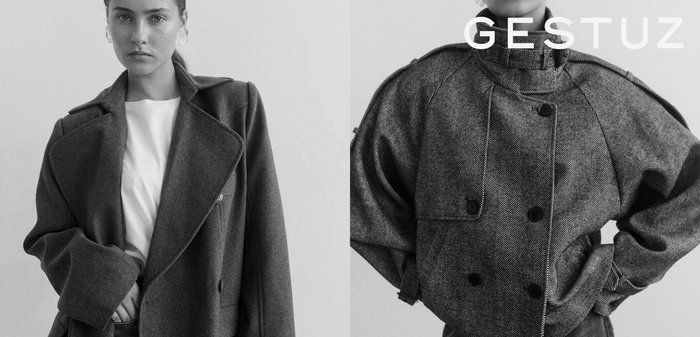 Prikazana su dva ženska kaputa. Lijevi: dugi sivi vuneni kaput sa širokim reverima i gumbima. Desni: kratka crno-siva jakna s uzorkom riblje kosti i visokim ovratnikom.