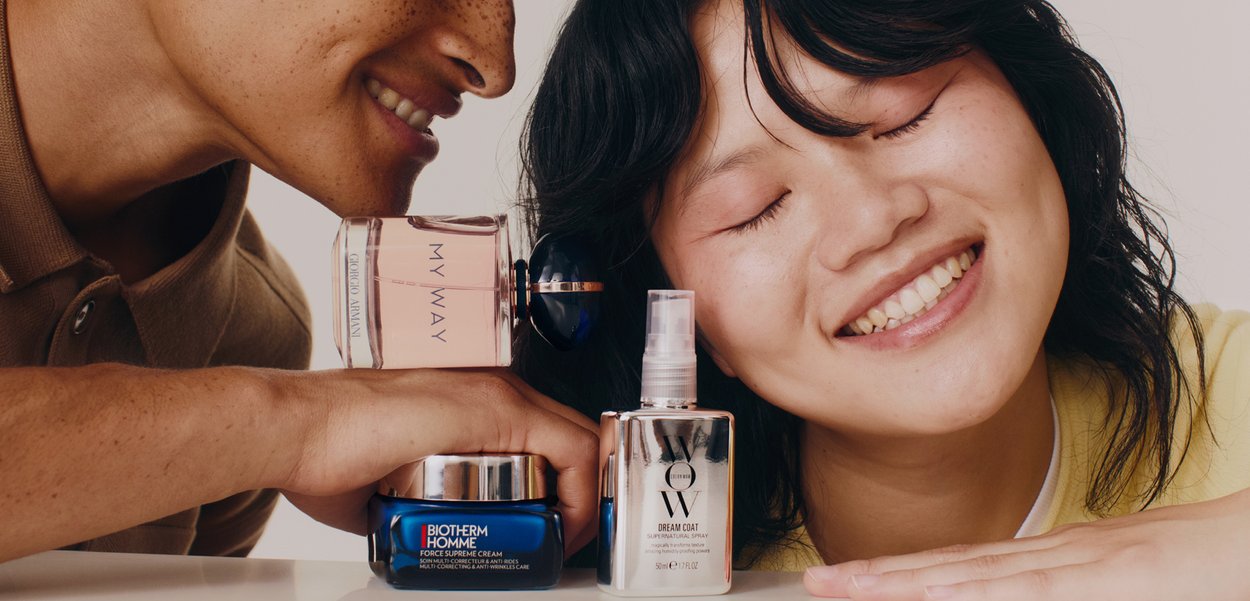 Giorgio Armani My Way Parfüm (rosa Flasche), Biotherm Homme Creme (blaue Dose) und WOW Dream Coat Spray (silberne Flasche), zusammen präsentiert.