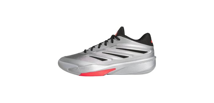Chaussure de sport argentée et noire avec des accents rouges, design bas et semelle texturée, adaptée au sport ou à un usage décontracté.