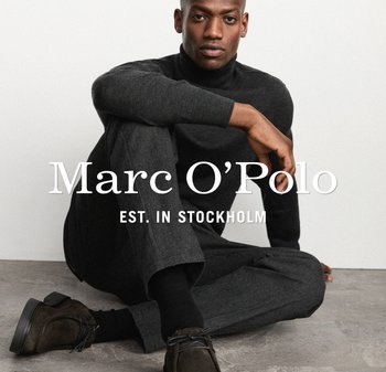 Ciemnoszary sweter z golfem w połączeniu z fakturowanymi ciemnoszarymi spodniami i brązowymi butami, siedzący na jasnym tle.