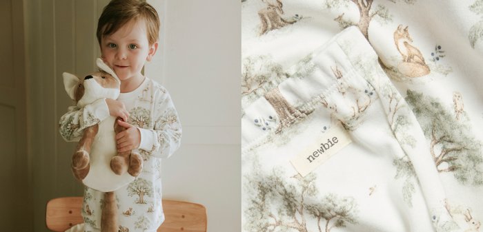 Kind in dieren- en boomprint pyjama die een vosknuffel vasthoudt, close-up van bijpassende stof met dieren en label "newbie".