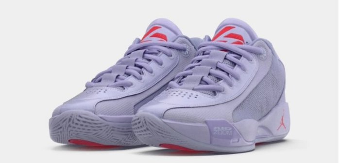 Baskets de sport lavande et grises avec accents rouges, lacets noués, étiquette "Air Zoom" sur le côté, et semelles en caoutchouc texturées.