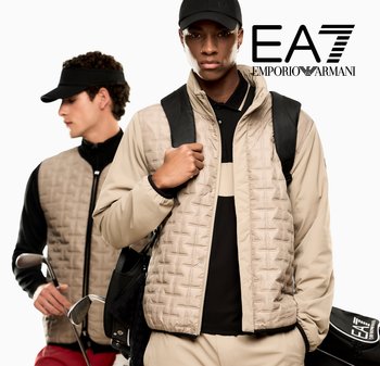 Due modelli maschili vestiti con giacche imbottite beige e abbigliamento da golf, uno con mazze da golf, con il logo EA7 Emporio Armani sopra.