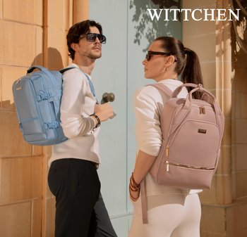 Mann und Frau tragen Sonnenbrillen und stylische Rucksäcke in Pastellblau und Rosa, stehen draußen vor einer hellen Tür.