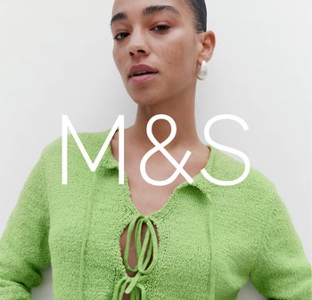 Vêtement tricoté vert vif avec une finition texturée, doté d'un col en V et d'une fermeture à nouer sur le devant. Teint de peau lisse et bijoux minimaux.