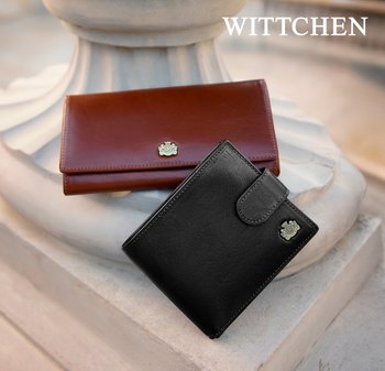 Wyświetlone są dwa portfele: brązowy skórzany portfel z złotym emblematem oraz czarny skórzany portfel z zatrzaskiem i podobnym emblematem.