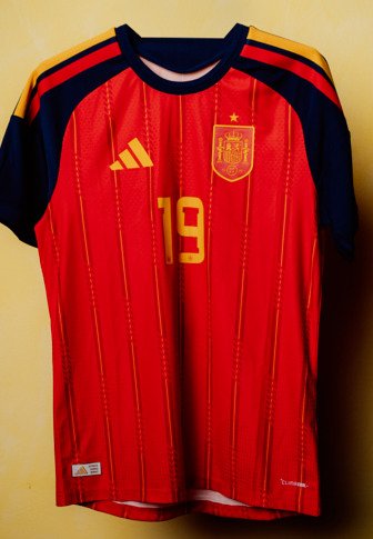 Maillot de football espagnol rouge et marine avec le numéro 19 jaune, logo Adidas et écusson de l'équipe nationale d'Espagne sur la poitrine.