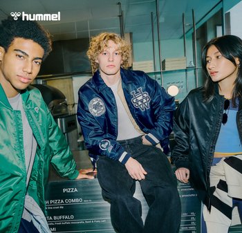 Drie individuen dragen jassen: een groene bomber met een logo, een blauwe varsity jacket met patches, en een zwarte bomber. Casual outfits en achtergrond.