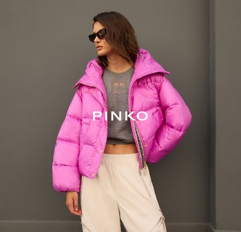 Chaqueta acolchada fucsia con capucha, de tela brillante, asegurada con botones dorados, combinada con un sudadera gris y pantalones beige.