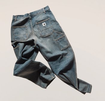 Pantalones cargo de mezclilla azul con un ajuste relajado, que cuentan con múltiples bolsillos, una etiqueta en la parte trasera y detalles de costuras visibles.