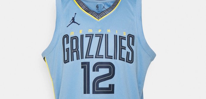 Maillot de basket-ball des Memphis Grizzlies en tissu bleu clair, avec le texte "GRIZZLIES" et le numéro "12" en bleu foncé, agrémenté d'accents jaune et d'une texture en mesh.