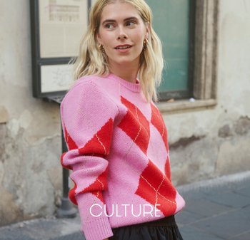 Rosa Pullover mit roten Diamantmustern und dezenten goldenen Fäden; gerippte Bündchen und Rundhalsausschnitt; strukturierter Strickstoff.