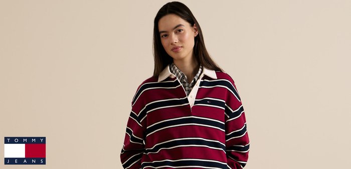 Maglia stile rugby color amaranto con strisce bianche e blu navy, colletto bianco a contrasto e piccolo logo sul petto. Tessuto dalla texture morbida.