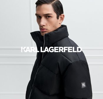 Chaqueta de plumas negra con un alto cuello, con paneles acolchados y una placa con el logo en la manga. Textura suave y diseño elegante.