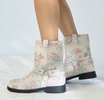Bloemenpatroon enkelboots van zachte stof met een lichtbeige basis, zwarte rubberen zolen en een verstelbare band met een zilveren gesp.
