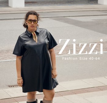 Zwarte imitation leren jurk met korte mouwen, ritssluiting bij de kraag en een uitlopende silhouette. Het model is geaccessoriseerd met een zonnebril en een sjaal.