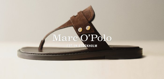 Brązowa zamszowa sandałka na palec z czarną podeszwą, metaliczne nity na pasku, na neutralnym tle z logo Marc O’Polo.