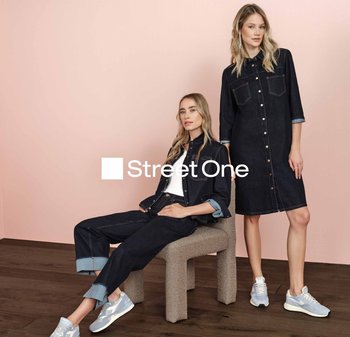Deux mannequins dans des tenues en denim foncé : l'un porte une veste courte et un jean, l'autre une robe chemise à boutons. Tous deux portent des chaussures claires.