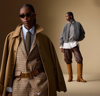 Cappotto di lana marrone sopra un gilet a quadri, cintura beige con fibbia, cardigan grigio lavorato a maglia, pantaloni in pelle marrone, stivali beige al ginocchio e occhiali da sole.
