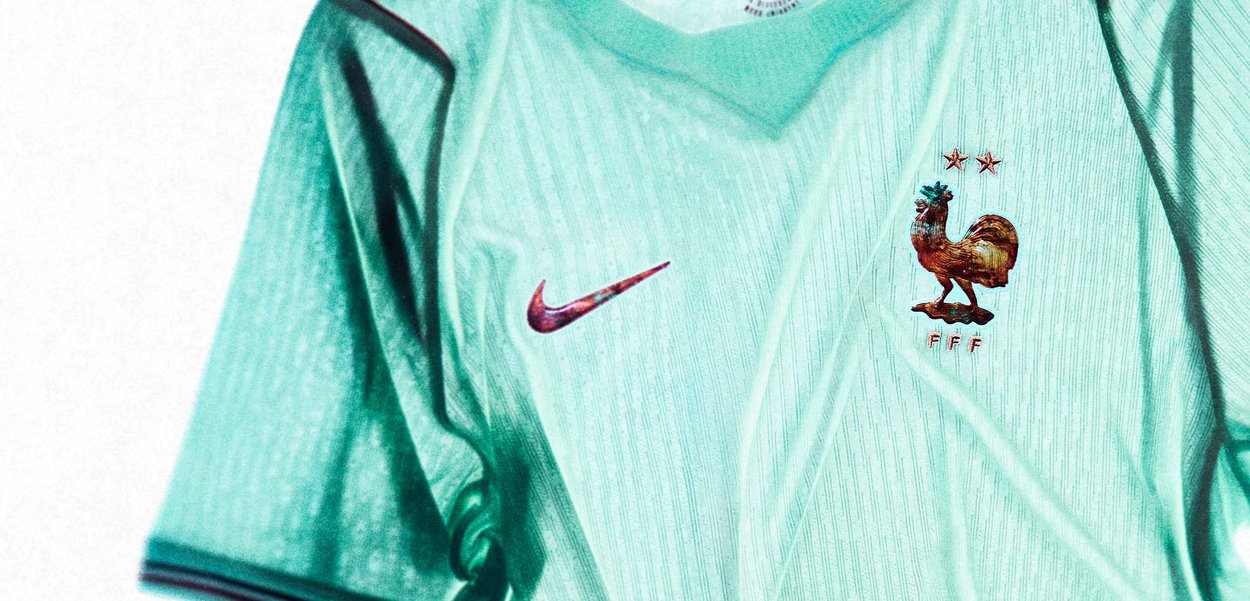 Φανέλα ποδοσφαίρου της Nike σε ανοιχτό μπλε χρώμα με το έμβλημα του πετεινού της Γαλλικής Ποδοσφαιρικής Ομοσπονδίας και δύο αστέρια πάνω του στο στήθος.