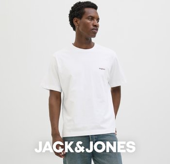 Mann mit schlichtem weißen T-Shirt mit kurzen Ärmeln und dem Text "Originals", blaue Jeans, steht vor einem hellgrauen Hintergrund.