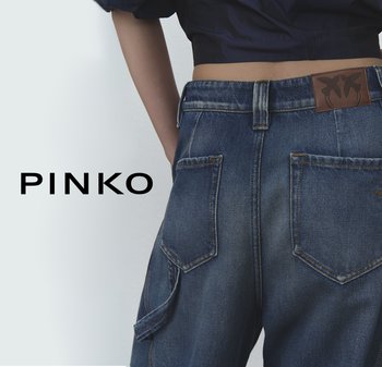 Pantalones de mezclilla azul con un corte ligeramente relajado, que cuentan con dos bolsillos traseros, trabillas para el cinturón y una etiqueta de cuero marrón con la marca.