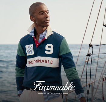 T-shirt de rugby rayé bleu marine et vert avec des accents blancs, affichant un grand "9", un écusson et un col superposé sur une chemise rayée bleue et blanche.