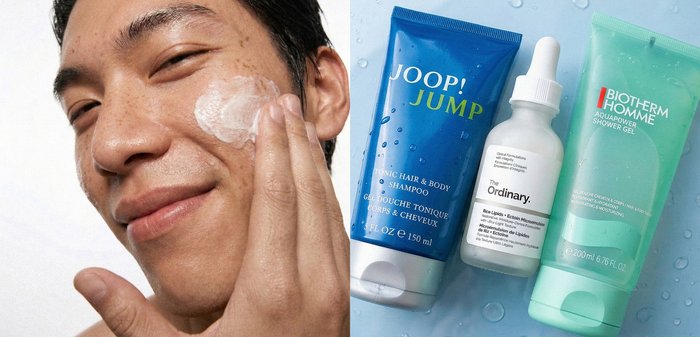 Homme appliquant de la crème sur le visage à côté de trois produits de soin de la peau : shampooing, sérum et gel douche sur une surface bleue mouillée.