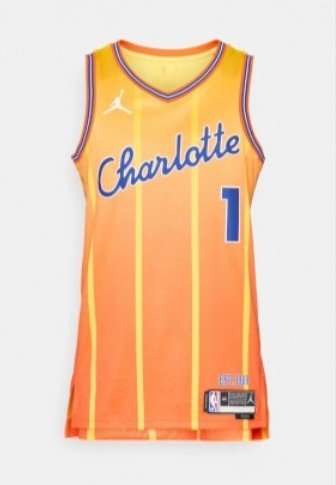 Oranž ja kollane korvpalli särk sinise "Charlotte" tekstiga ja numbriga 1. Omadusteks on V-kaelus, vertikaalsed triibud ja Jordani logo.