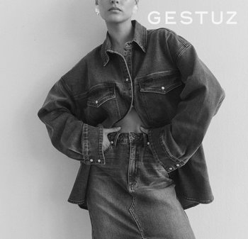 Traper jakna s velikim džepovima, kutijastim krojem i tamnim izblijedjelim bojama. Uparena s traper suknjom visokog struka, obje s naglašenim šavovima.