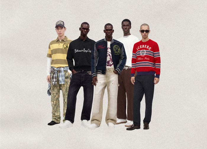 Πέντε άνδρες στέκονται με casual streetwear, που περιλαμβάνει ριγέ, με λογότυπα και γραφικά τοπ, με άνετα παντελόνια, πάνω σε ένα απλό φωτεινό φόντο.