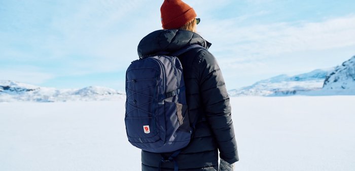 Marineblauer Rucksack mit strukturiertem Oberflächen und verstellbaren Trägern. Verfügt über ein vorderes Bungee-System und ein Logopatch an der unteren Vorderseite.