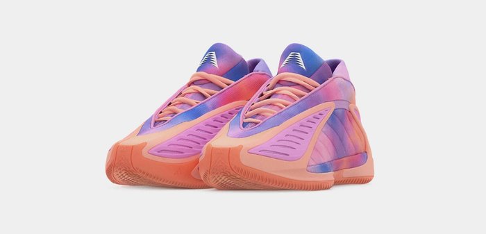 Paire de chaussures de sport colorées avec un dégradé violet, rose et orange et des semelles en caoutchouc texturées sur fond blanc.