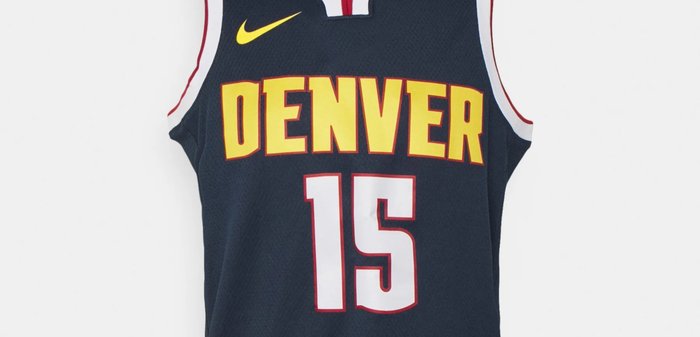 Maillot de basketball bleu marine avec lettrage jaune "DENVER" et numéro blanc "15". Présente des accents rouges et blancs le long de l'encolure et des emmanchures.