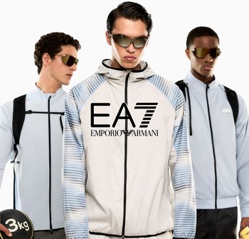 Trzech mężczyzn w jasnych sportowych kurtkach i lustrzanych okularach przeciwsłonecznych, dwóch z plecakami, jeden trzymający ciężarek o wadze 3 kg.