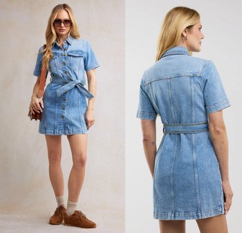 Denim shirtjurk met korte mouwen, lichtblauwe wassing, knoopsluiting aan de voorkant, en een ceintuur in de taille. Rechte voorkant en achterkant.