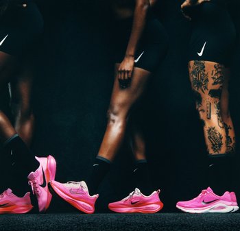 Rosa Nike Sneaker mit leichtem Design, bestehend aus Netz- und synthetischen Materialien. Kontrastierendes weißes Swoosh-Logo und Gummisohlen.