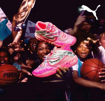 Scarpe da ginnastica rosa con una superficie testurizzata e decorata e dettagli in argento. Logo visibile e design prominente della suola per le performance nel basket.