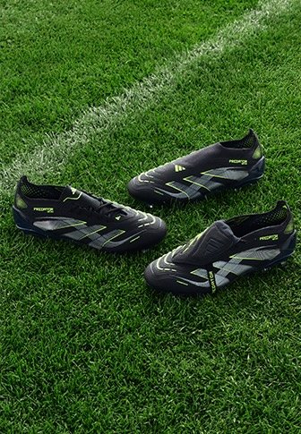 Des crampons de football noirs en matériau synthétique avec une surface texturée, présentant des accents verts, un design élégant et des motifs de crampons variés.