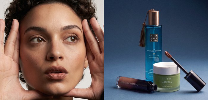 Jeune femme à la peau claire encadre son visage avec ses mains ; à côté d'elle, un tonique bleu, une crème verte et un gloss à lèvres marron sur fond bleu.