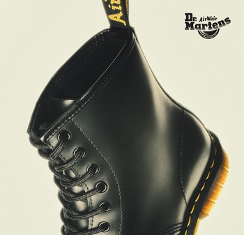 Zwarte leren enkellaars met ronde neus, veters aan de voorkant, gele stiksels en een merklabel aan de achterkant. Heeft een gestructureerde rubberen zool.