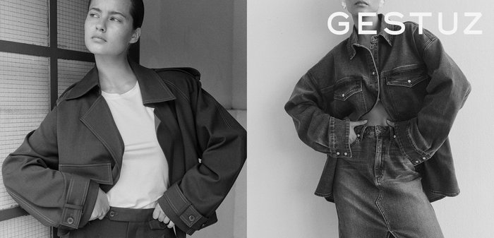 Crno-bijela fotografija s dva modela. Lijevo: prevelika siva jakna s širokim ovratnikom. Desno: traper jakna s velikim džepovima, u kombinaciji s odgovarajućom suknjom.