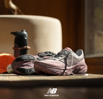 Baskets de sport rose clair avec une tige en mesh texturé, un amorti saisissant et un motif de semelle unique. Logo New Balance visible.