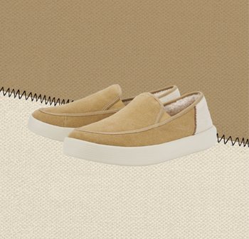 Scarpe slip-on beige in tela con un motivo testurizzato, suole in gomma bianca e una morbida fodera interna, caratterizzate da un dettaglio del tallone in contrasto.